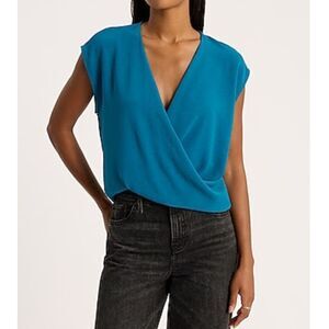 Express Bright Emerald Surplice V-Neck Top | NWOT | Women’s Medium | Cap Sleeve